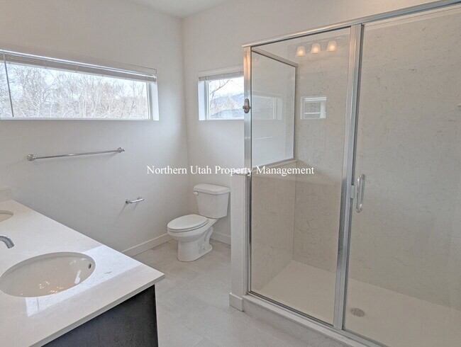 Building Photo - Newer 2 Bed 3 Bath Townhome