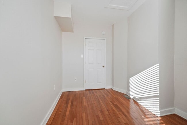 Building Photo - 2 Bedroom 1 Bathroom Townhouse // H-Street...