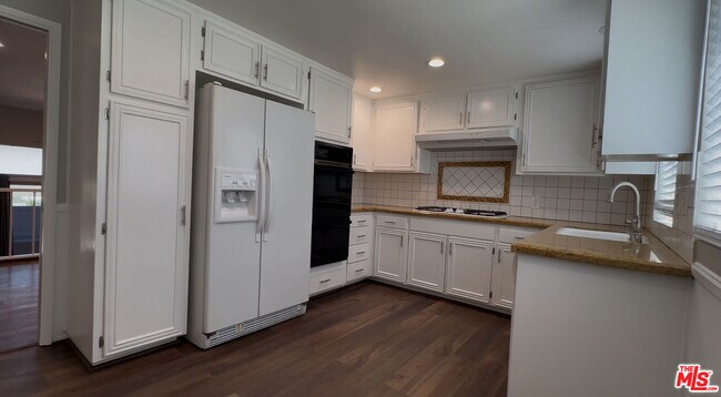 Building Photo - 11260 Overland Ave