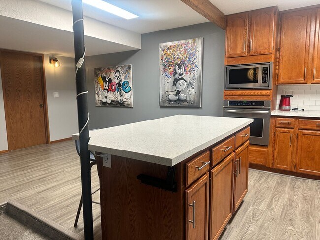 Building Photo - Super Comfortable Furnished Short term rental