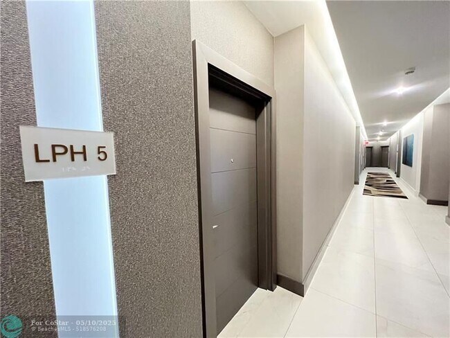 Building Photo - 17301 Biscayne Blvd