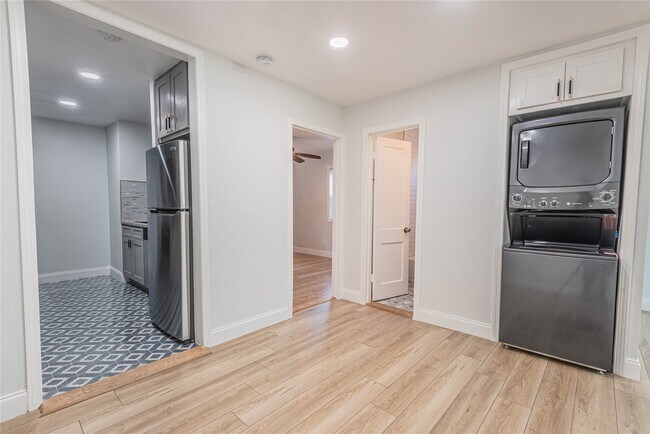 Building Photo - 2303 Rosewood St