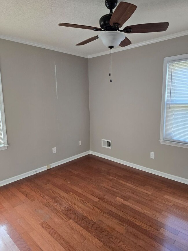 Building Photo - 3 bedroom 2 bath located off of Cherokee i...