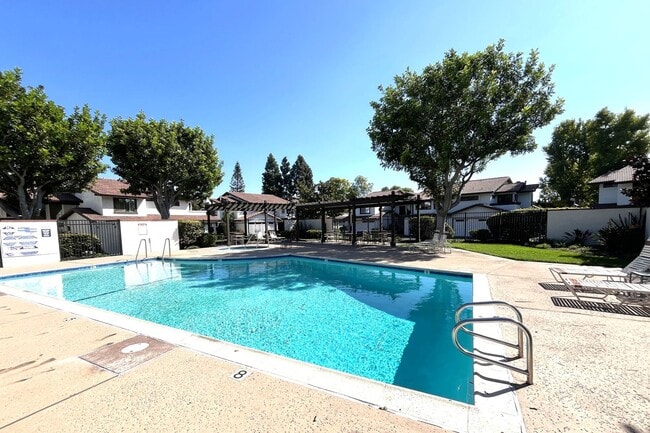 Building Photo - Spacious End Unit Home with 2 Master Suite...