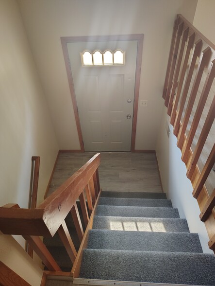 Split level stairs w/front door - 700 Iroquois Ct