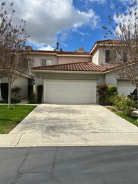 Building Photo - Los Arboles town-home with a Driveway