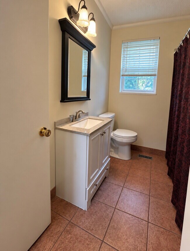Building Photo - "Charming 3-Bed Home in Clarksville – Cozy Living with 1.5 Baths at 512 Appleton!"
