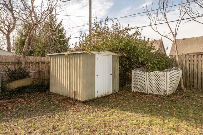 Building Photo - 3 Bedroom 1 Bath in Tulsa