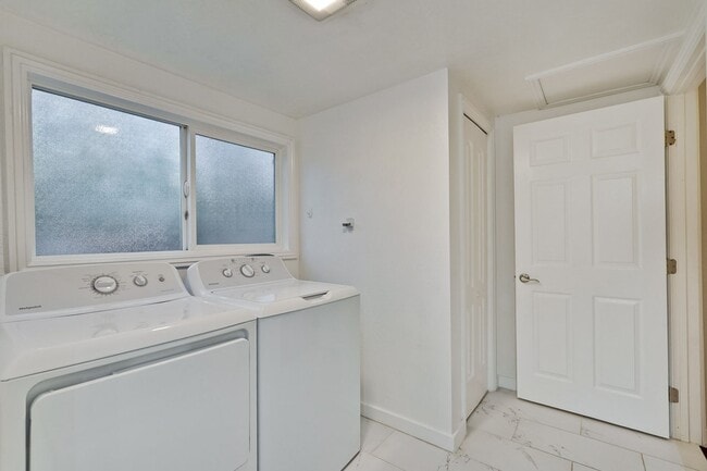 Building Photo - Private ADU with Fenced Yard, Indoor Laund...