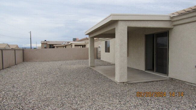 Building Photo - 3 bed 2 bath 2 car garage near high school