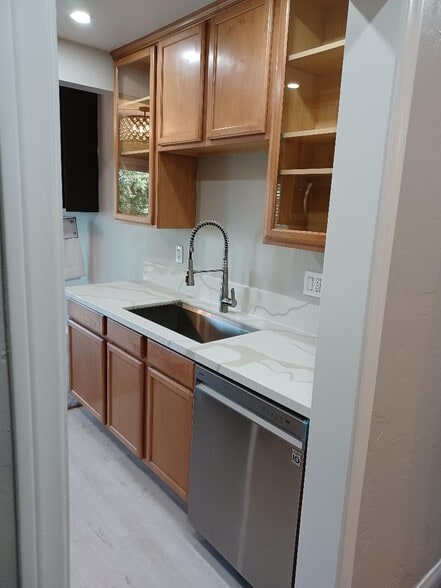 Kitchen, sink - 1440 Lambert W Rd