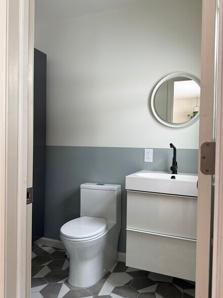 Building Photo - 724 6th St