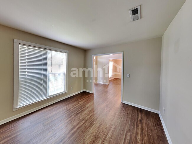 Building Photo - 1007 Vanguard Dr
