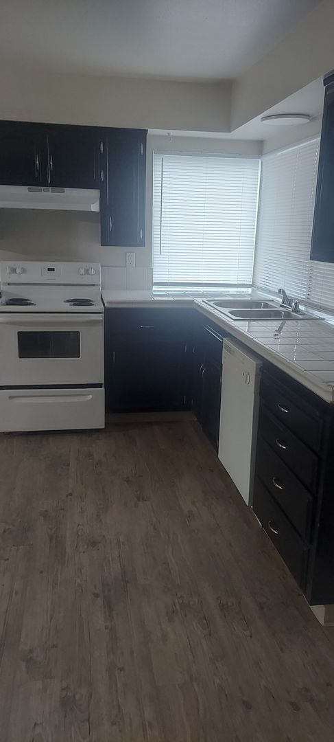 Building Photo - 1040 E Donna Dr