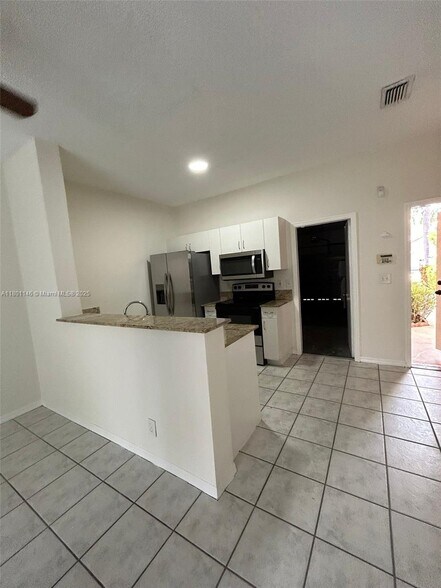 Building Photo - 2167 Madeira Dr