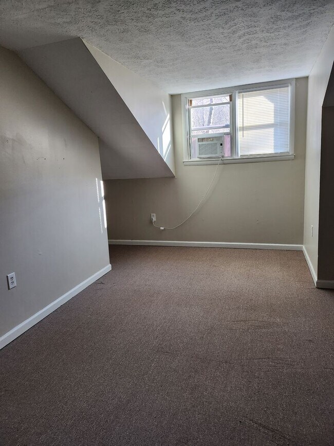 Building Photo - 2 Bedroom 2 Bath Townhouse 1 mile from WCU...