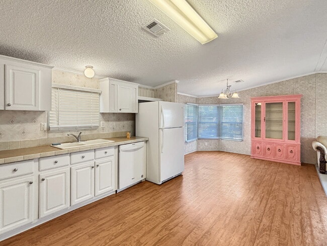 Building Photo - Charming Coastal Retreat in Ridgeway | Fenced Yard + Garage | Hobe Sound