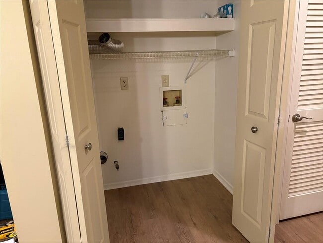 Building Photo - 1914 Powers Ferry Trce SE