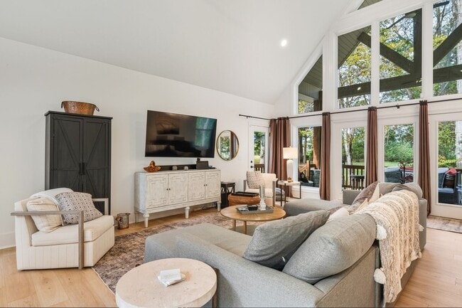 Building Photo - PARK FLEX STAYS-Peaceful 3 Bed, 2 Bath Cou...