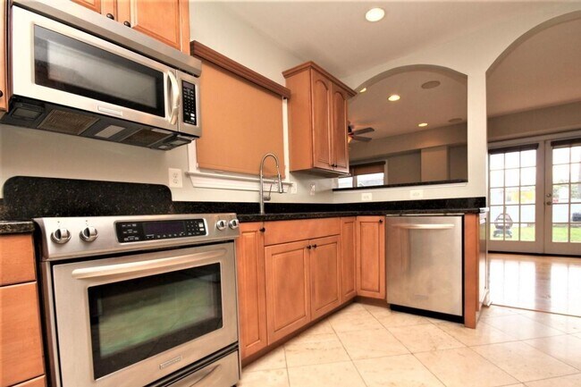 Building Photo - Updated Downtown Frederick Property in prime location available mid August!