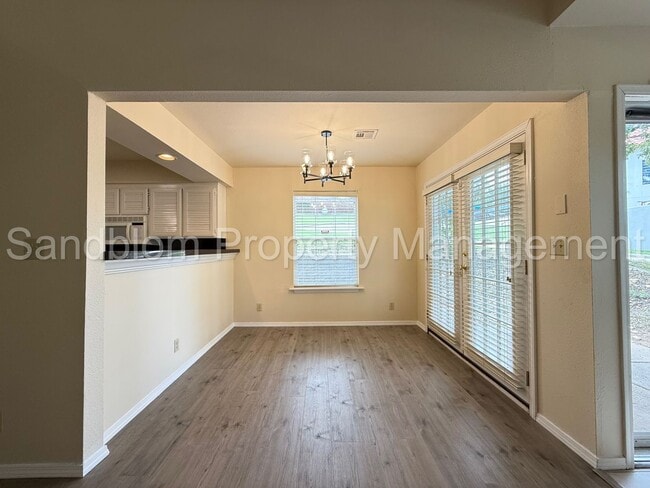 Building Photo - For Lease | South Tulsa - Townhouse | $150...