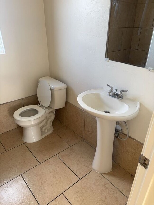 Building Photo - 204 W Kelso St