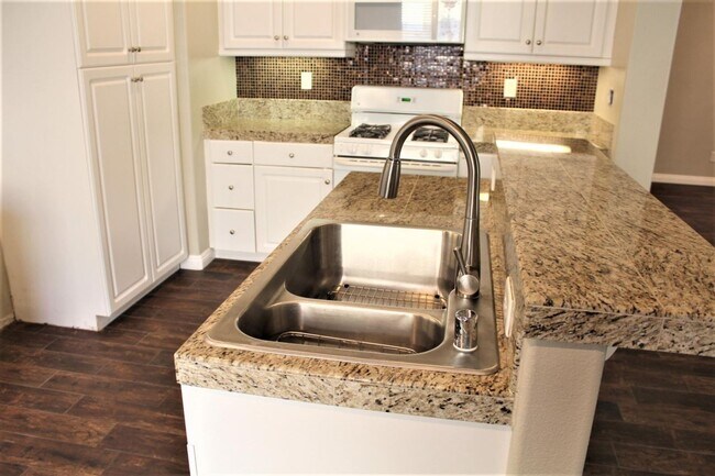 Building Photo - 4 Bedroom 2 Bath Home