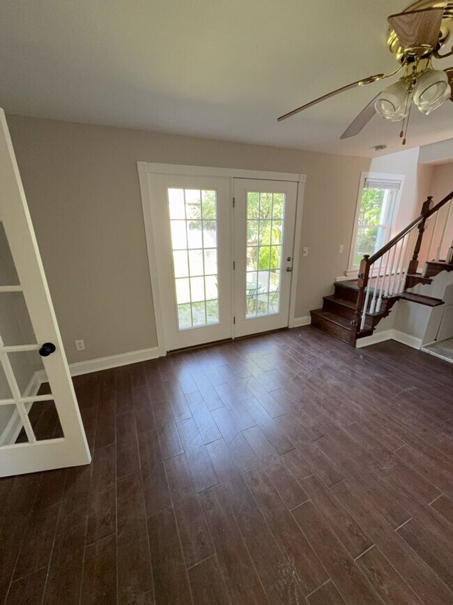 Building Photo - !! $500 OFF 2nds  MONTH'S RENT!!! Charming 3BR 2BA Home w/ Updated Kitchen + Large Front and Back...