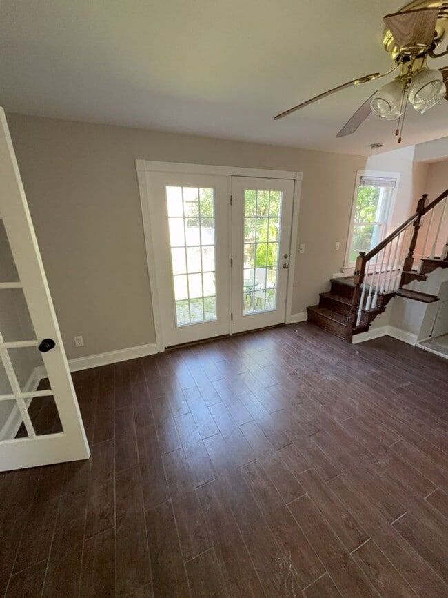 Building Photo - Charming 3 Bed, 2 Bath Ranch-Style Colonia...