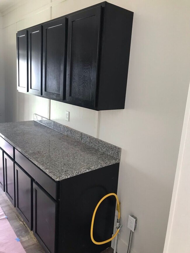 Building Photo - 2 BR 1 1/2 Bath 2 Story Available Now!