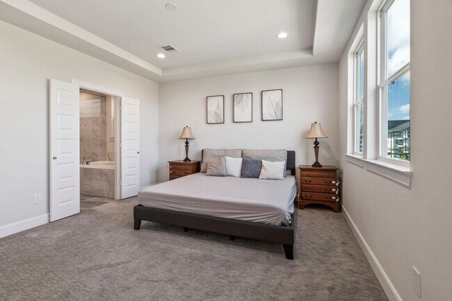 Building Photo - Great Opportunity! Modern three-story home located in the heart of EaDo, offering a well-designed...