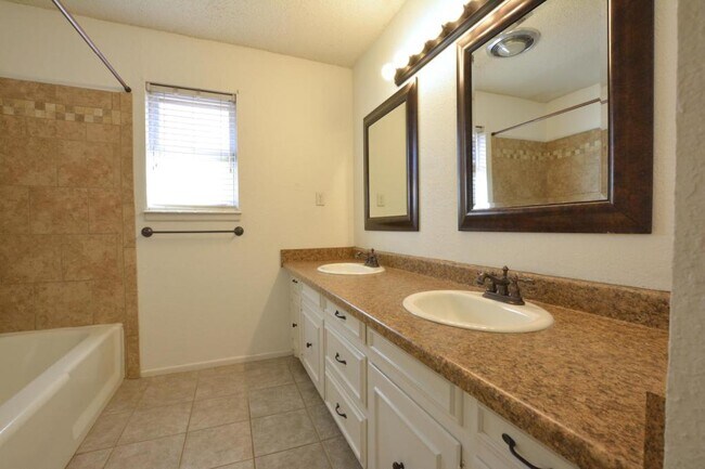 Building Photo - 815 7th St