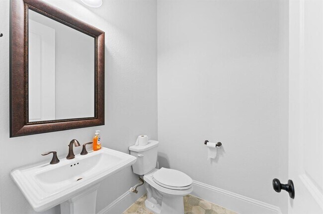Building Photo - 10110 Da Vinci Ct