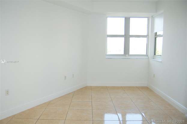 Building Photo - 20000 E Country Club Dr