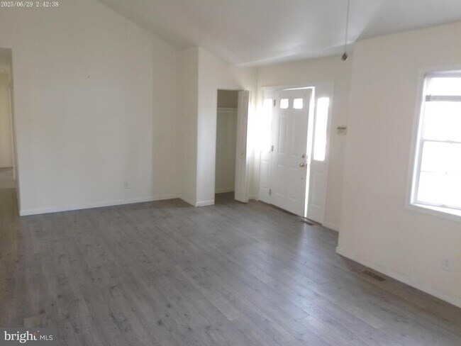 Building Photo - 227 Bayberry St