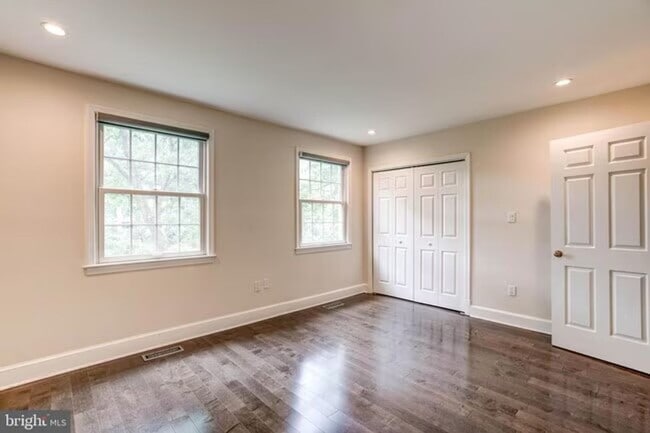 Building Photo - Sun-Drenched 2BR/2.5 BA Townhouse Condo in Gated Sutton Place