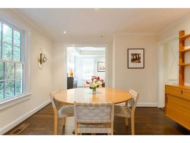 Building Photo - 1916 Greystone Rd NW