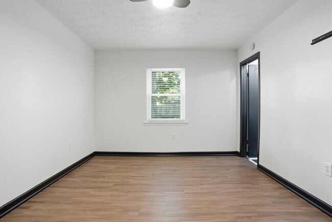 Building Photo - 703 Pineview Ct