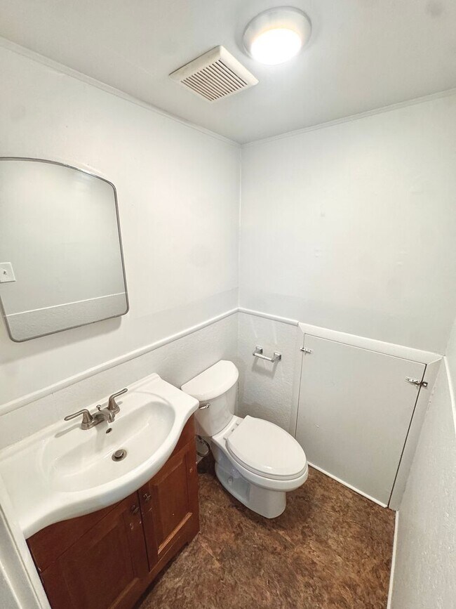 Building Photo - SUPER CLEAN THREE BEDROOM TOWNHOME