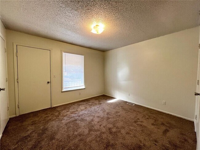Building Photo - 592 N Betty Jo Dr