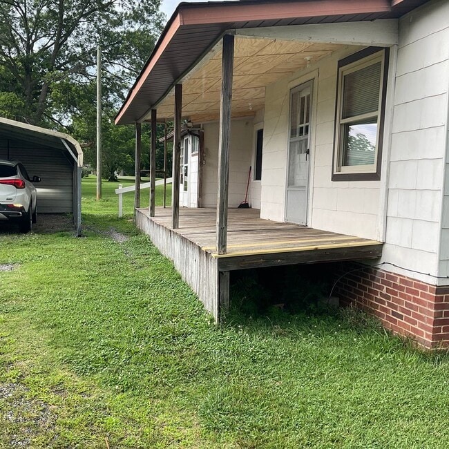 Building Photo - Farm house with 3 bedrooms, 1 1/2 baths