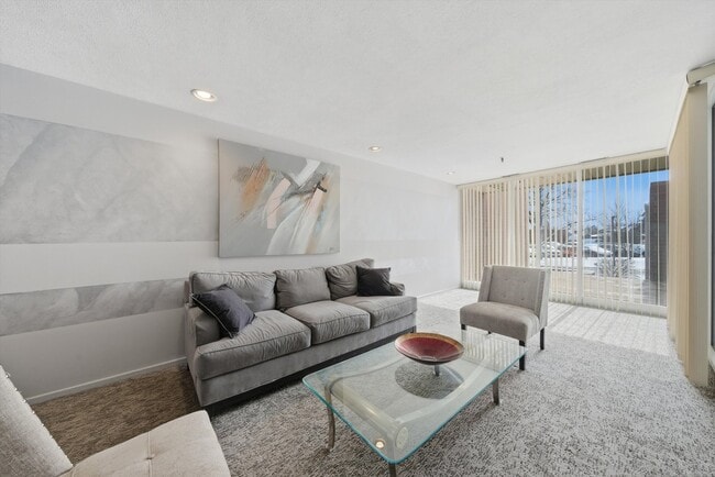 Building Photo - 4000 Triumvera Dr