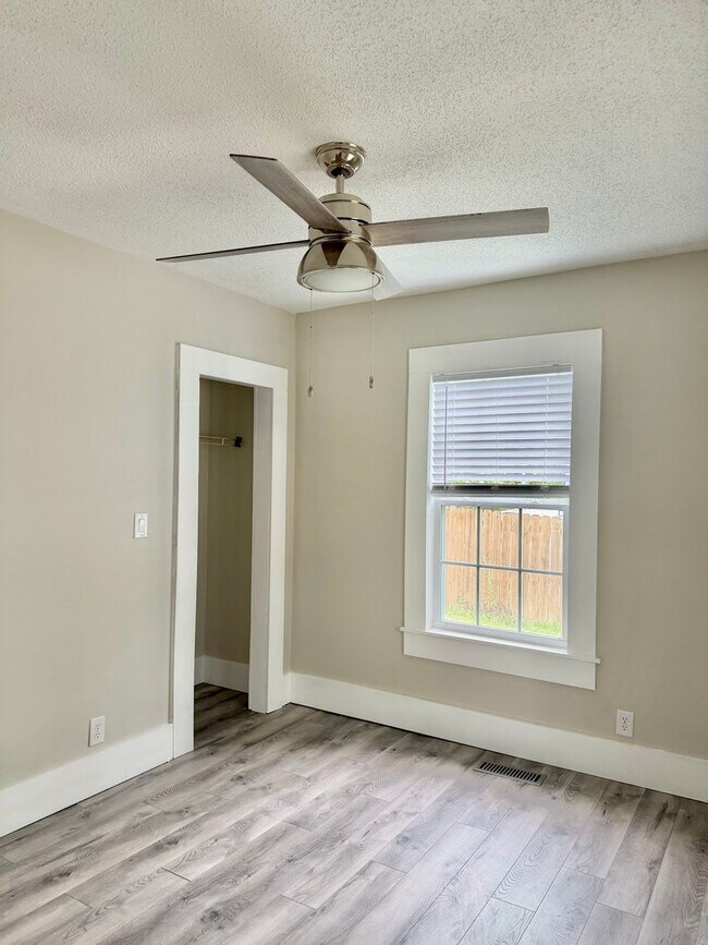 Building Photo - 2 Bedrooms / 1 Bath Home - Johnson City TN