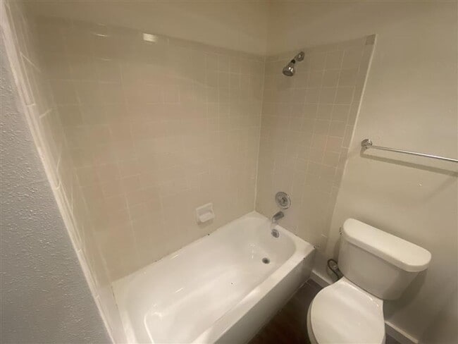 Building Photo - Spacious 3/2 duplex with a garage