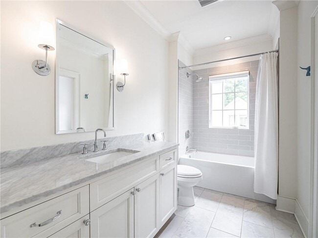Building Photo - 405 9th St NE