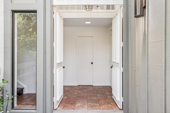 Building Photo - Luxury 3-Level Townhome in Highly Desirable Sharon Heights Neighborhood