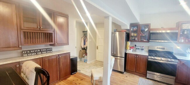 Building Photo - Pre-Lease Avail. 06/01 - Open & Bright, Updated Flooring, W/D Available