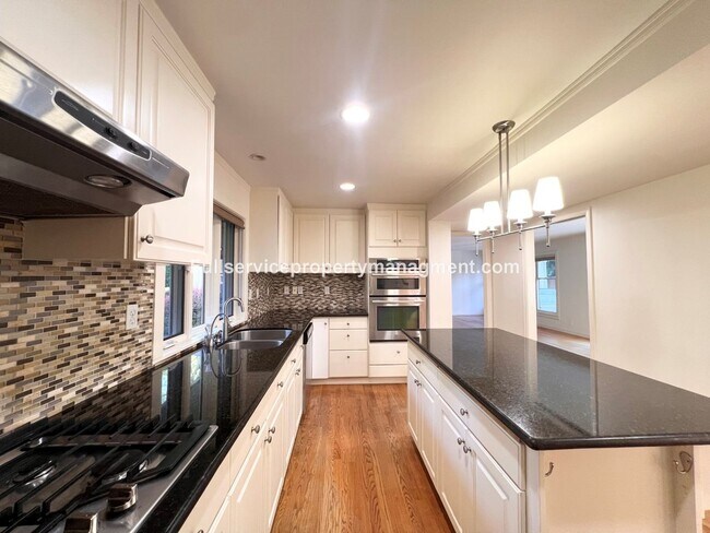 Building Photo - Beautiful Mercer Island Home with Private Hot Tub Pavillion & Spacious Floor Plan