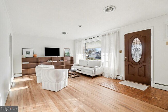 Building Photo - 8 Midland Ct