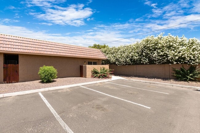 Building Photo - Private 2/2  Unit • Quiet Community • Prime North Phoenix Location